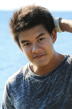 Andy Long Nguyen interpreta Factory Guard