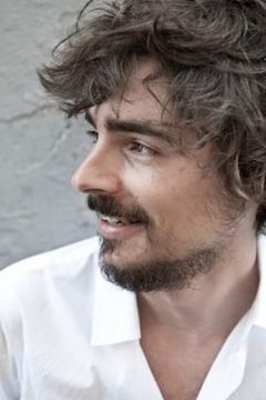 Edoardo Natoli interpreta Alessio Dominici