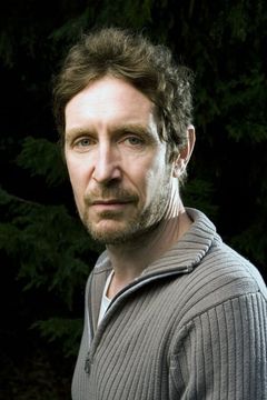 Paul McGann interpreta David Talbot