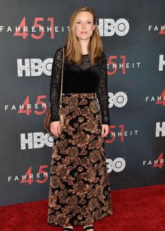 Katherine Cullen interpreta Girl Eel