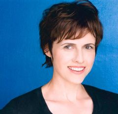 Terri Hawkes interpreta Princess Sissi (voice)