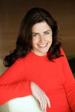 Lindsey Collins interpreta Mia (voice)