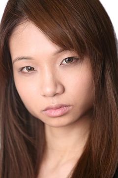 Jennifer Dong interpreta Cocktail Waitress (uncredited)