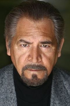 Eloy Casados interpreta Det. Eddie Cruz