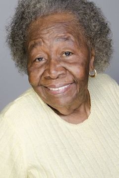 Dorothy Steel interpreta Merchant Tribe Elder