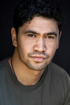 Richard Te Are interpreta Gunner Murry Watene