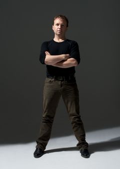 Gareth Ruck interpreta Dark Elf