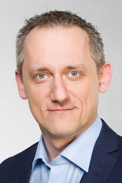 Michal Kubal interpreta Czech TV News Anchor (uncredited)