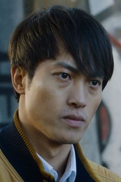 Guang Huo interpreta Tony