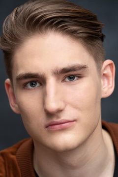 Liam Stewart-Kanigan interpreta Toby