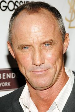 Robert John Burke interpreta Instructor Jenks