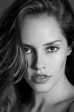 Anni Barros interpreta Fatima