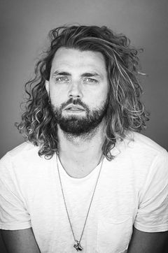 Adam Chambers interpreta Cobb