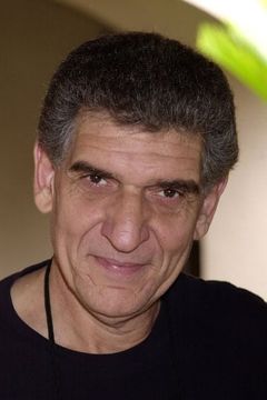 Andreas Katsulas interpreta Policeman No. 3