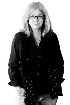 Carolyn Pickman interpreta Mrs. Lynn