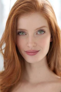 Claire Friesen interpreta Louise