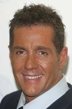 Dale Winton interpreta Game Show Host