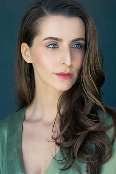 Arabella Neale interpreta Woman