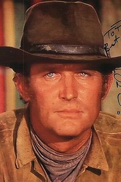 Don Collier interpreta Sheriff Carter Drum
