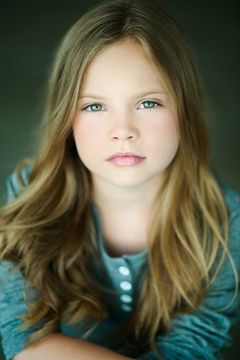 Violet Hicks interpreta Ava
