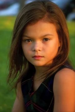 Trinity Noelle Maigue-Bendorf interpreta Phil's Daughter