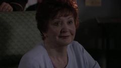 Mary-Margaret Lewis interpreta Court Clerk