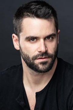 Mark Matechuk interpreta Kevin