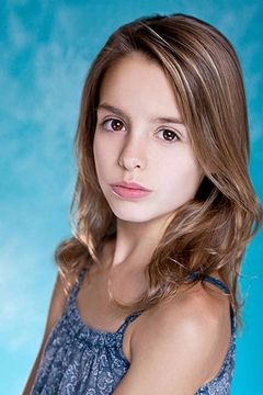 Ava Preston interpreta Lillian Price (Interviewee)