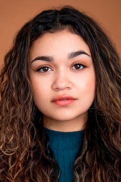 Madison Bailey interpreta Sophia