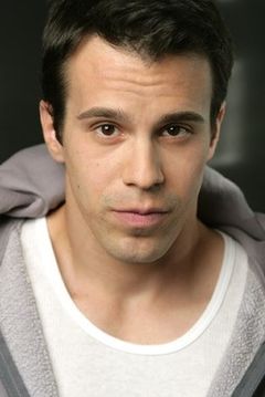 Michael Shulman interpreta Matt Montini