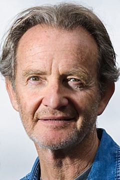 Anton Lesser interpreta CS Reginald Bright