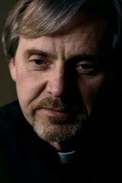 Richard Sali interpreta Chuck Hayes