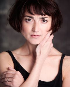 Claire Redcliffe interpreta Boarding School Teacher