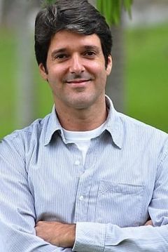 Antonio Fragoso interpreta Concerned pedestrian