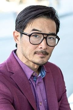 Arnold Chun interpreta Commanding Officer