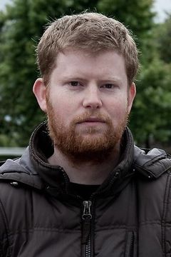Conor McMahon interpreta Pedestrian (uncredited)