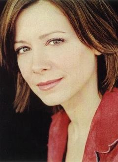 Cathy Herd interpreta TV Reporter