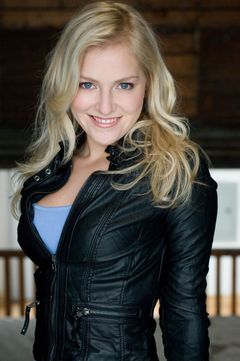 Courtney-Jane White interpreta Megan