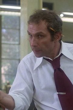 Ben Frank interpreta Inspector Lt. Mankiewicz