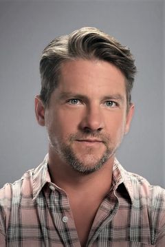 Zachary Knighton interpreta Orville “Rick” Wright