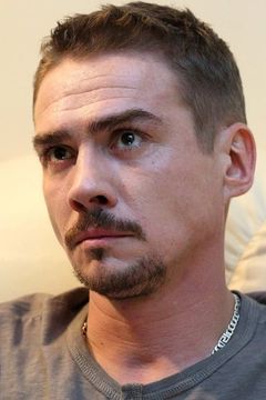 Denis Nikiforov interpreta Tarasov, captain of the Marine Corps