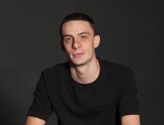Fabrizio Calfapietra interpreta Giulio