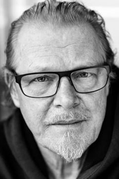 Peter Andersson interpreta Nils Bjurman