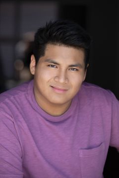 Saxon Keanu Neal interpreta Student