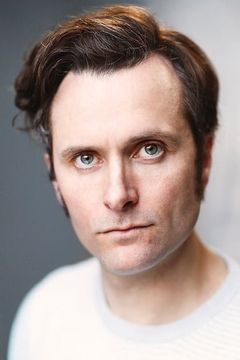 Edward Hogg interpreta Young Mr. Bray