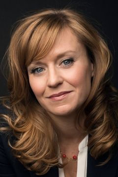 Megan Sikora interpreta Flo Wepner