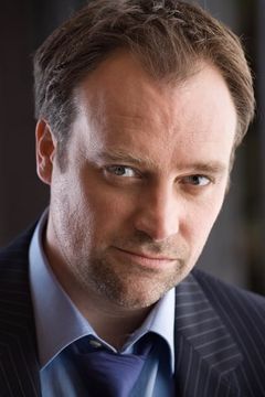 David Hewlett interpreta Douglas Hunsiker