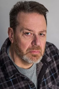 David Lodge interpreta Reporter Clarck / Male Voice (voice)