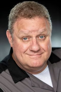 Ken Clement interpreta Señor Donut Manager
