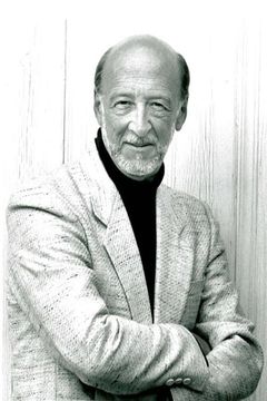 Danny Wells interpreta Waiter
